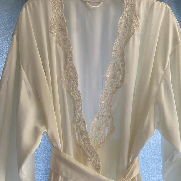 Victoria's Secret CreamSatin Robe Intimates Sleepwear - Picture 3 of 6